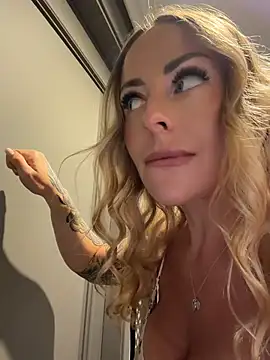 EmaSalis stripchat live cam model