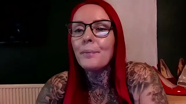 CurvyMatureScarletX stripchat live cam model