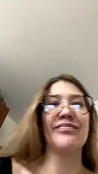 DiamondGlam stripchat live cam model