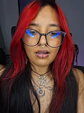 carolinerue stripchat live cam model