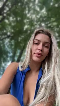 KikiWatson stripchat live cam model