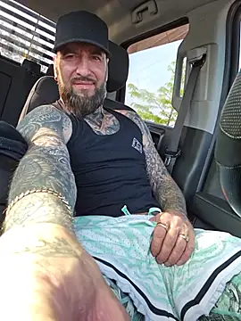 Beardedtattood stripchat live cam model