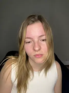 heyitskiara stripchat live cam model