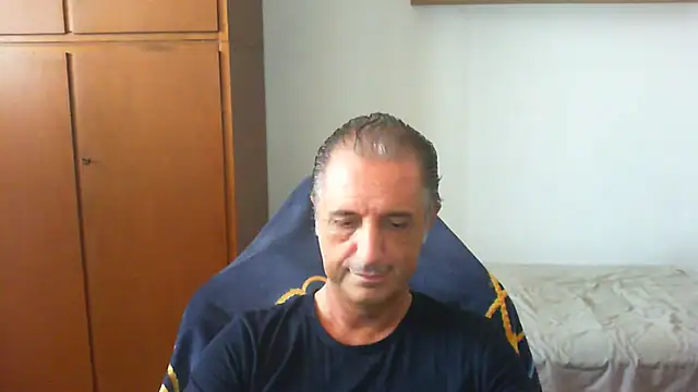 lliuk70mi stripchat live cam model