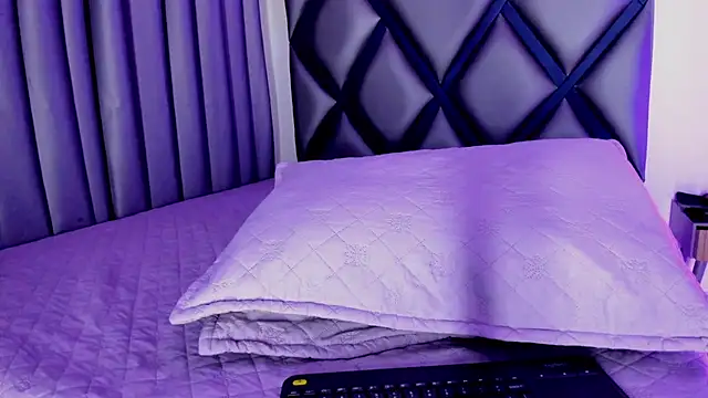 Bby-pink stripchat live cam model