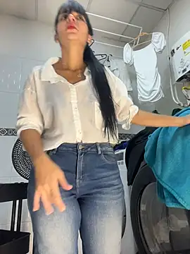 LuxeBrunetteXXX stripchat live cam model