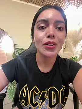 TS-SimplyTheBest stripchat live cam model