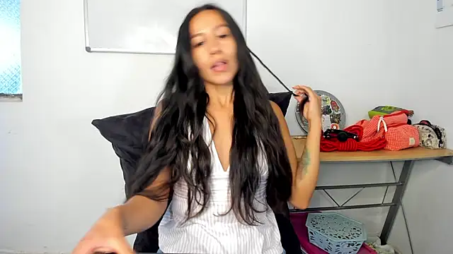 EmiGomez_ stripchat live cam model