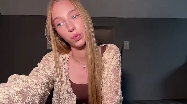 TraceyHowey stripchat live cam model
