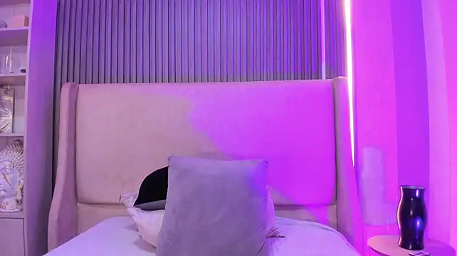 KeniaArias stripchat live cam model
