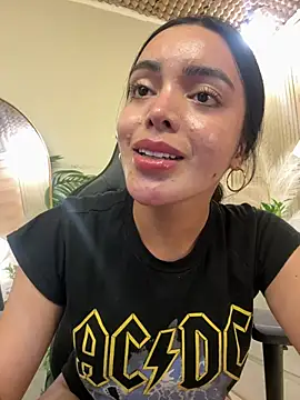 TS-SimplyTheBest stripchat live cam model