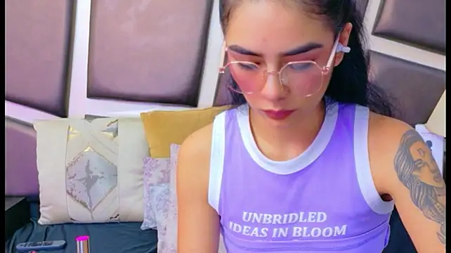NicoleEsposito stripchat live cam model
