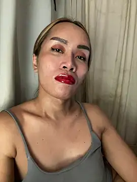 RomanticPearlTS stripchat live cam model
