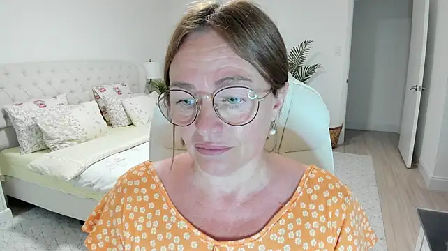 Vika73 stripchat live cam model