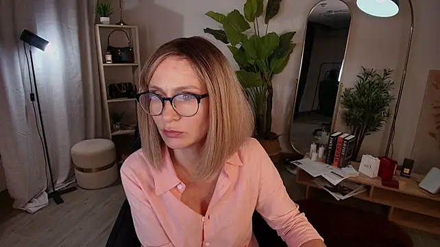 LioraVale stripchat live cam model