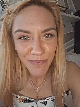 Bella-de-Lamour stripchat live cam model