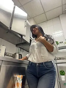 LuxeBrunetteXXX stripchat live cam model
