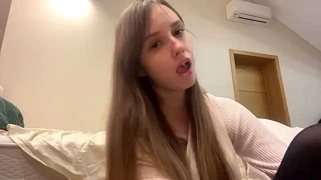 mollyrealay stripchat live cam model
