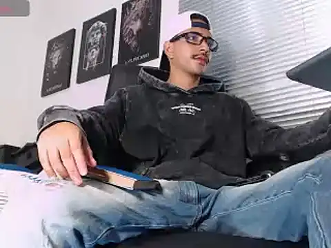 Kratoswolf stripchat live cam model