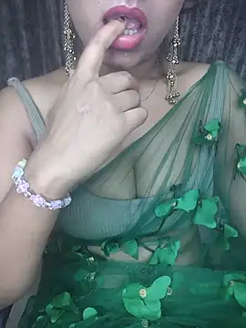 Piyu_xxx stripchat live cam model