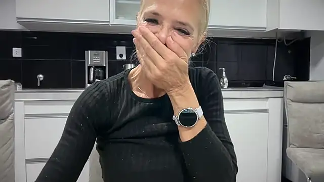 Reyna63 stripchat live cam model