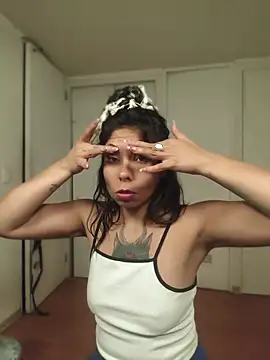 ivihetaira stripchat live cam model