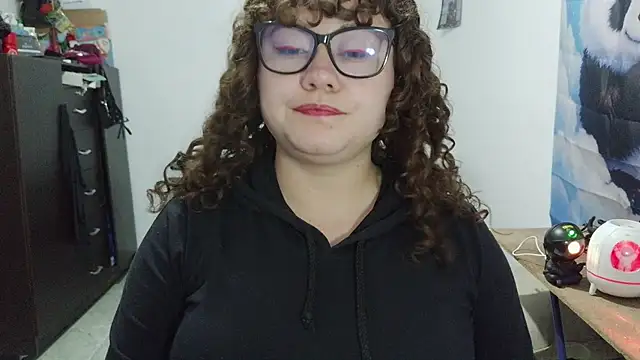 curly_greeneyed stripchat live cam model