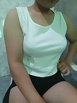 -Trinina- stripchat live cam model