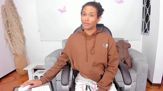 NaomiSaenz_ stripchat live cam model