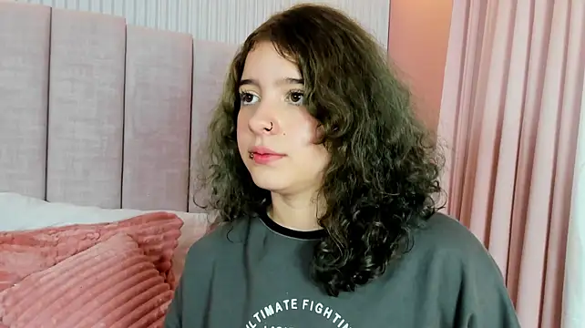 naira_velvett stripchat live cam model