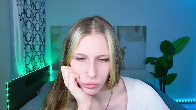MiaCream stripchat live cam model