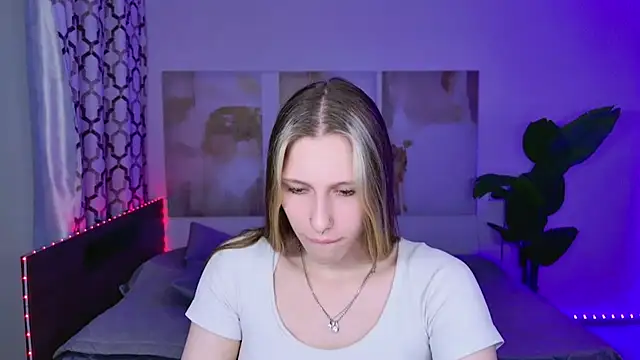 MiaCream stripchat live cam model
