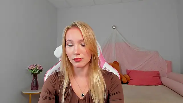 ElaraVoltage stripchat live cam model