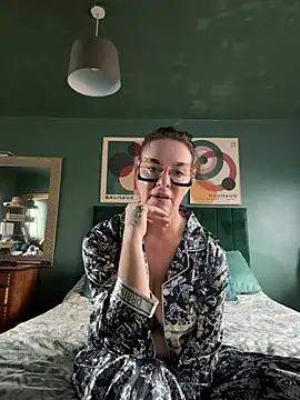 Naughty-Natx stripchat live cam model