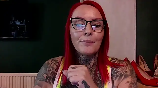 CurvyMatureScarletX stripchat live cam model