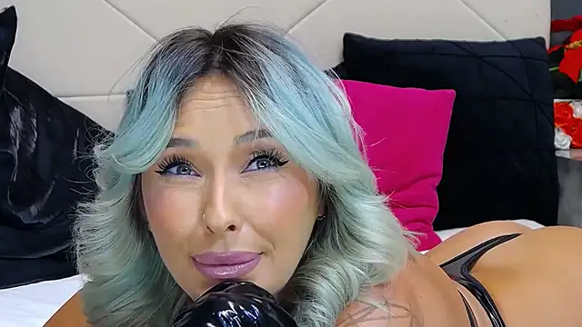 IssaSmith stripchat live cam model