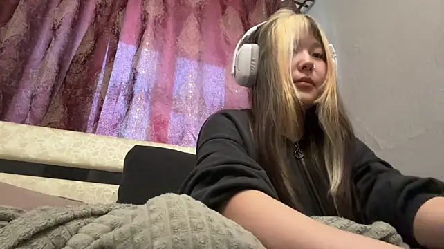 WillenaNecessary stripchat live cam model