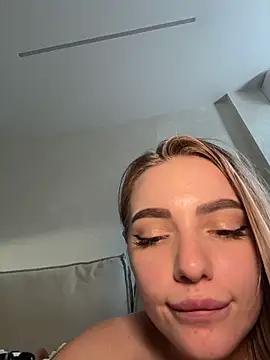 HugeBoobsAlice stripchat live cam model