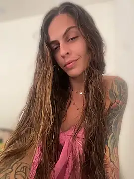 Mayamoura stripchat live cam model