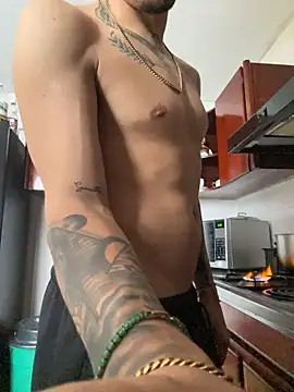 AlphaMasterXxx stripchat live cam model