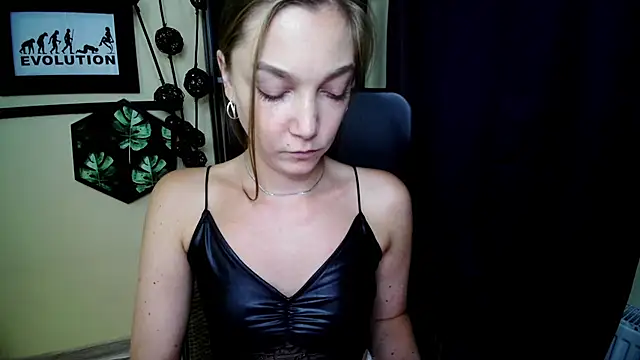 EmillyPlay stripchat live cam model