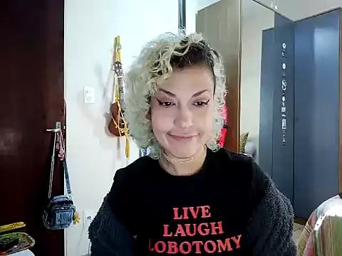 MariLouM stripchat live cam model