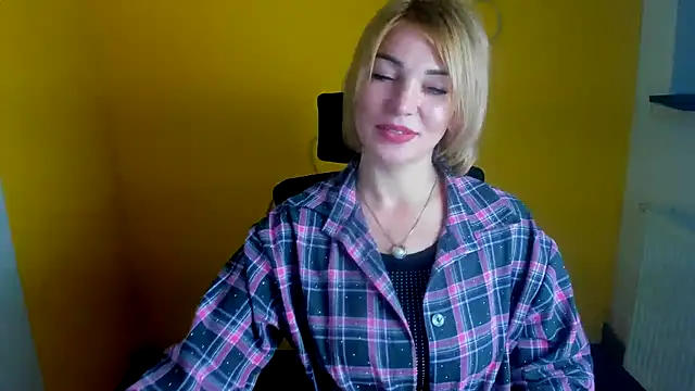 CuttieEmma stripchat live cam model