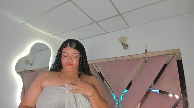 Coralhtx stripchat live cam model