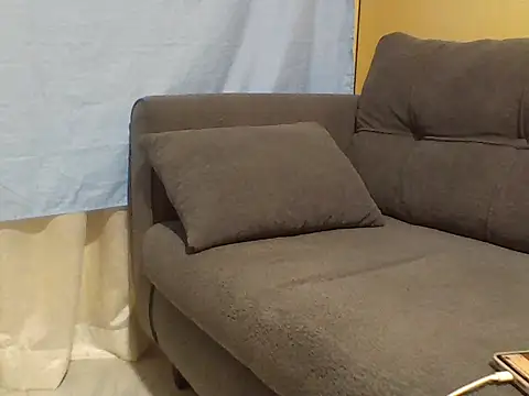 Pretty-Leaa stripchat live cam model