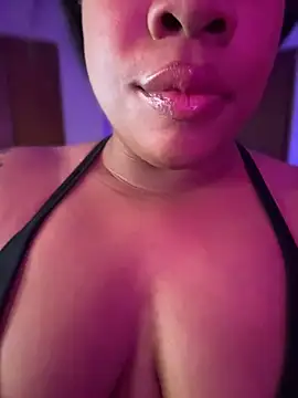HeyDaddyItsRoxie stripchat live cam model