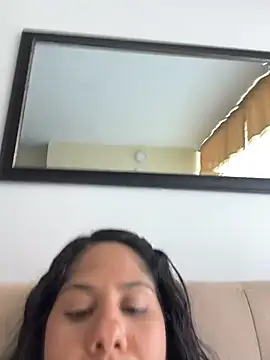 downsonMia stripchat live cam model
