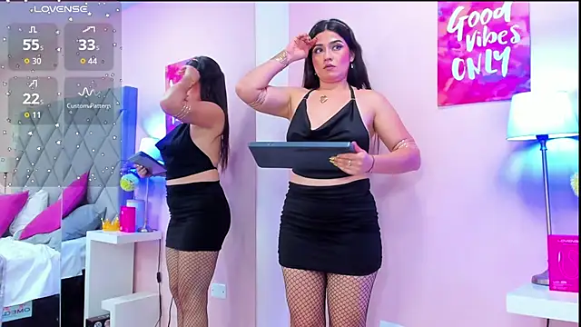 NahomyAdams stripchat live cam model