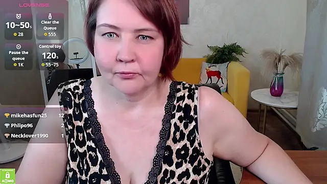 QUEEN02030 stripchat live cam model