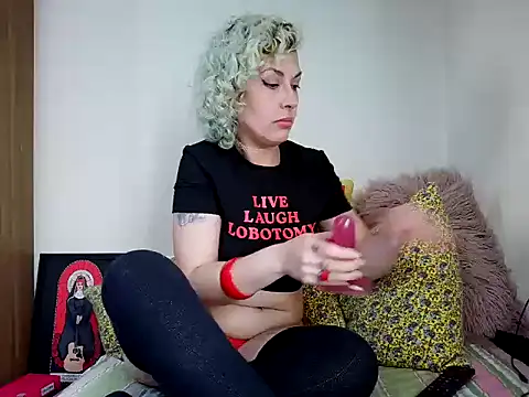 MariLouM stripchat live cam model
